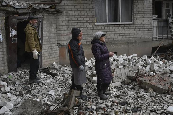 Megrongálódott lakóépület romjait nézik emberek a donyecki régióban lévő Csasziv Jar településen 2022. november 27-én, miután az orosz légierő csapást mért rájuk. Fotó: MTI/AP/Andrij Andrijenko