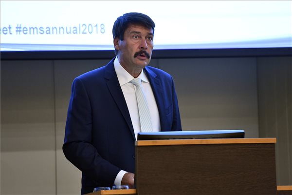 Áder János beszédet mond az Európai Meteorológiai Társaság konferenciáján a budapesti Corvinus Egyetemen 2018. szeptember 3-án. (MTI / Máthé Zoltán)