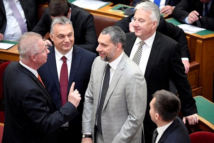 Lázár János kiszállt az egyik cégéből