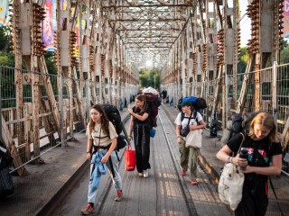 A 29. Sziget Fesztiválról távozó fiatalok az óbudai Hajógyári-szigetre vezető K-hídon 2023. augusztus 16-án. Fotó: MTI/Mónus Márton