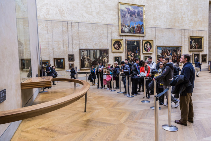 Kordonnal tartják távol a látogatókat a Louvre-ban a Mona Lisától