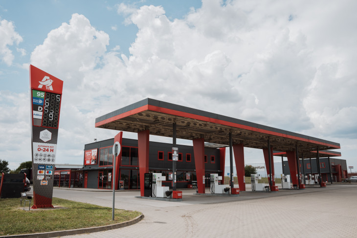 Az új Auchan benzinkút Csepelen - ilyen se volt még