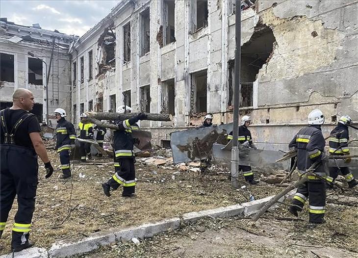 Megrongált épület Mikolajivban 2022. július 17-én, miután orosz rakétatámadás érte a dél-ukrajnai várost. MTI/EPA/Ukrán Állami Katasztrófaelhárító Szolgálat