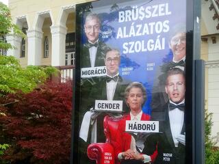 Végleg leszámolnának az Orbán-kormány kék plakátjaival, tömeges bontás jöhet