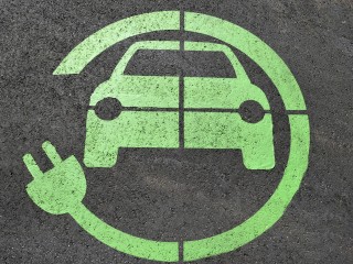 Az elektromos autóké a jövő, de ezek gyártása erősen szennyező. Fotó: Pixabay