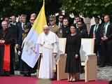Itt az újabb békemisszió? Orbán Viktor a pápával találkozik