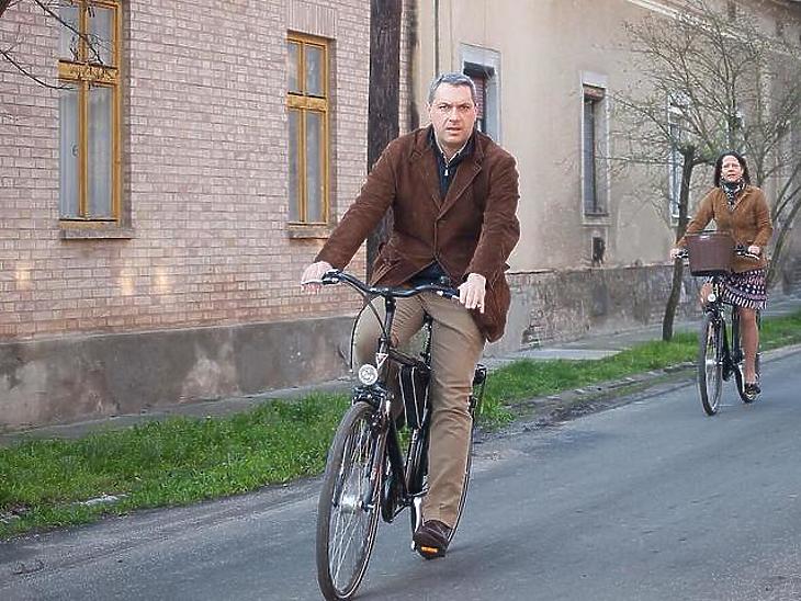 Lázár János biciklin küzd a vasútért