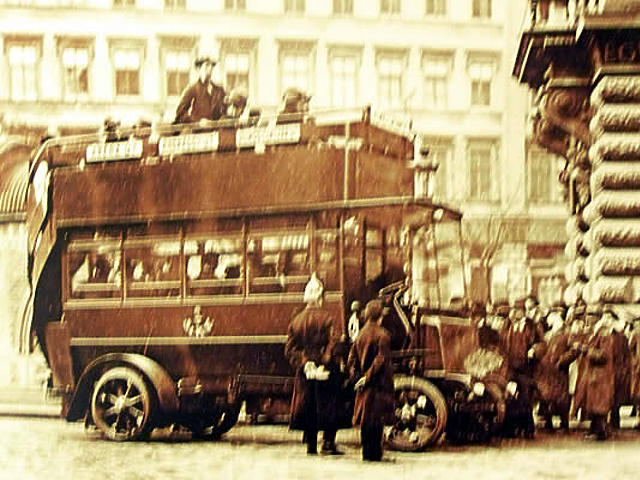 Az első autóbusz az Andrássy úton (elektromos-emeletes) 