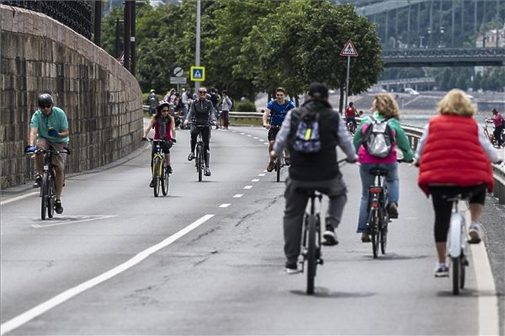 Már szombaton meglegyintette a fővárost az újranyitás előszele. Kerékpárosok közlekednek a gépjárműforgalom elől a hétvégére lezárt pesti alsó rakparton 2020. május 16-án. MTI/Mónus Márton