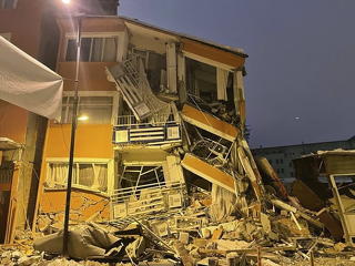 Pénzt gyűjt a Magyar Vöröskereszt a földrengést túlélőknek