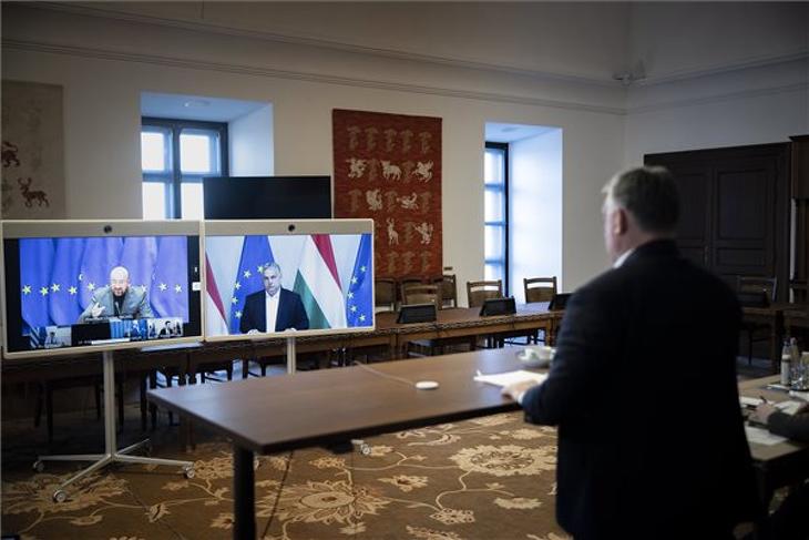A szőnyeg szélére állítják Orbán Viktort, ha nem tesz engedményeket (a fotó egy korábbi online tárgyalás alkalmával készült). Fotó: MTI/Miniszterelnöki Sajtóiroda/Fischer Zoltán