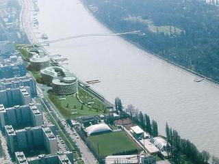 Árral szemben: már olcsóbban is odaadná az önkormányzat a Duna-parti telkeket