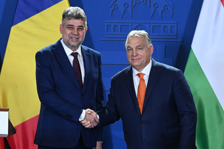 Orbán Viktor és Marcel Ciolacu román miniszterelnök kezet fog a tárgyalásuk után a Karmelita kolostorban tartott sajtótájékoztatón 2024. november 22-én
