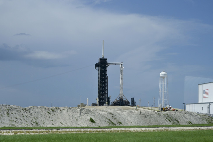 Falcon 9 hordozórakéta a floridai Cape Canaveral űrrepülőtéren 2025. június 10-én - technikai problémák miatt röviddel a rajt előtt elhalasztották az akkori kilövést. Először repül magyar, indiai és lengyel állampolgár az ISS űrállomásra - a legénység tagjai a magyar Kapu Tibor, az indiai Shubhanshu Shukla, a lengyel Slawosz Uznanski-Wisniewski és a korábbi NASA-űrhajós Peggy Whitson. 
