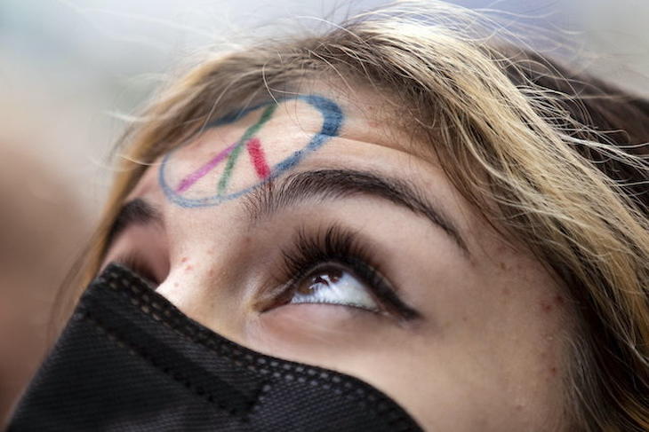 Az Ukrajnát ért orosz támadás ellen tüntető nő Rómában 2022. február 26-án. Fotó: MTI/EPA/ANSA/Massimo Percossi