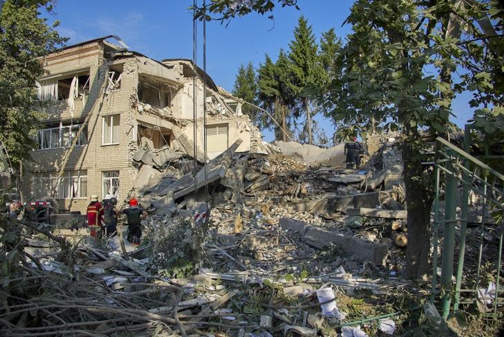 Rakétatámadásban megrongálódott iskolaépület romjait takarítják el munkások Harkivban. (Korábbi felvétel.) Fotó: MTI/EPA/Szergej Kozlov