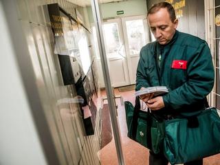 Bekeményít a Magyar Posta, mert veszélyben vannak a kézbesítőik 