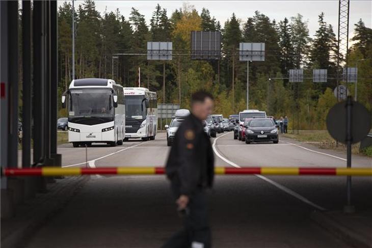 Finnország felé is sokan akarnak menekülni a sorozás elől. Fotó: MTI/AP/Lehtikuva/Sasu Makinen