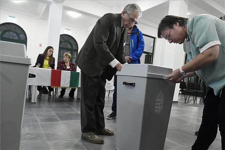 Sütő-Nagy István a szavazókör elnöke és Nagy Judit szavazatszámláló bizottsági tag lezárja az urnát az önkormányzati választáson a XII. kerületi Zugligeti Általános Iskolában kialakított 53-as szavazókörben 2019. október 13-án. (MTI/Koszticsák Szilárd)