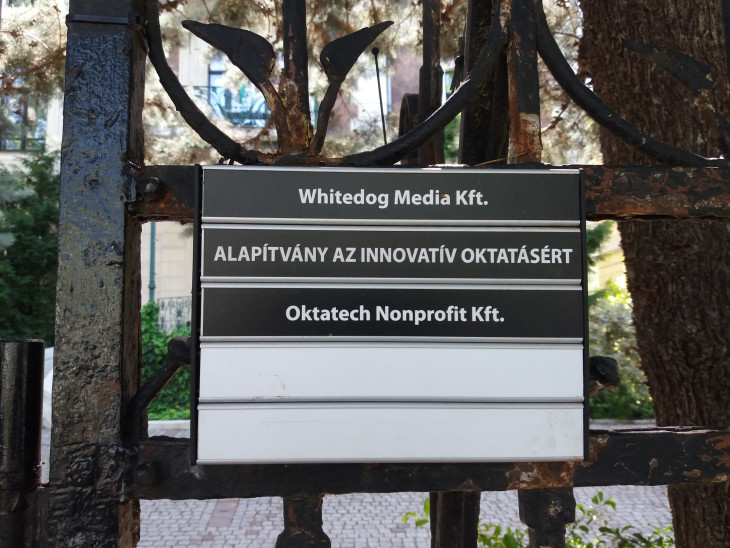 Az Andrássy út 105. névjegytáblája