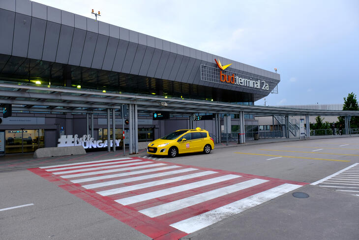 A reptér üzemeltetője azzal védekezik, más európai légikikötőkben is gyakoriak a késések