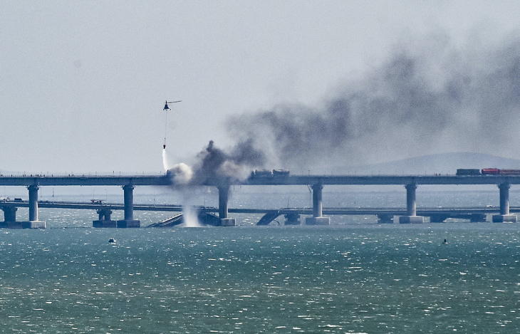 A Krími hídon veszteglő vasúti szerelvény tüzét oltják helikopterről tavaly októberben. Fotó: MTI/EPA
