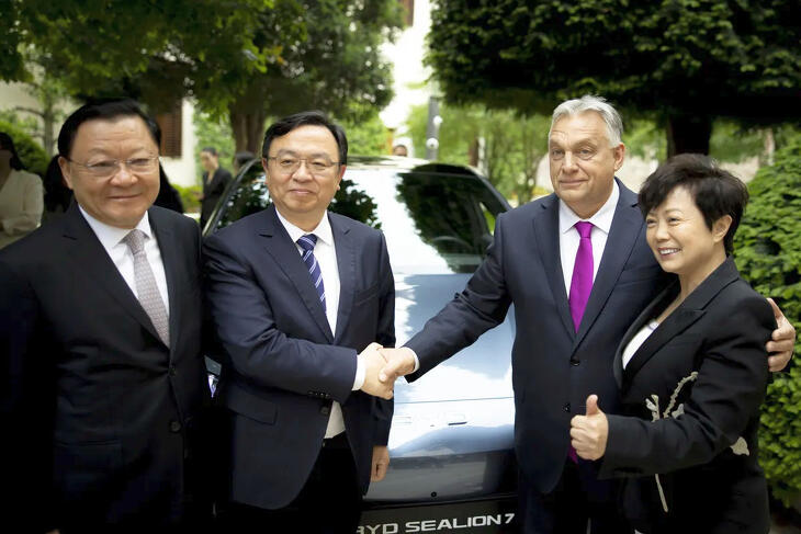 Orbán Viktor és Vang Csuan-fu, a BYD vállalat elnök-vezérigazgatója fog kezet a stratégiai együttműködési megállapodás alkalmából a Karmelita kolostorban – az új gyárak többsége csak jövőre fordulhat termőre