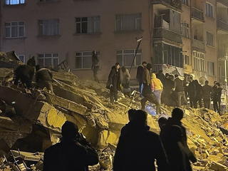Már a hivatalos adatok szerint is 15 ezernél többen haltak meg a földrengésben