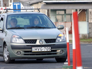 Ingyen jogosítványt adna a kormány a gyerekvédelemben élőknek
