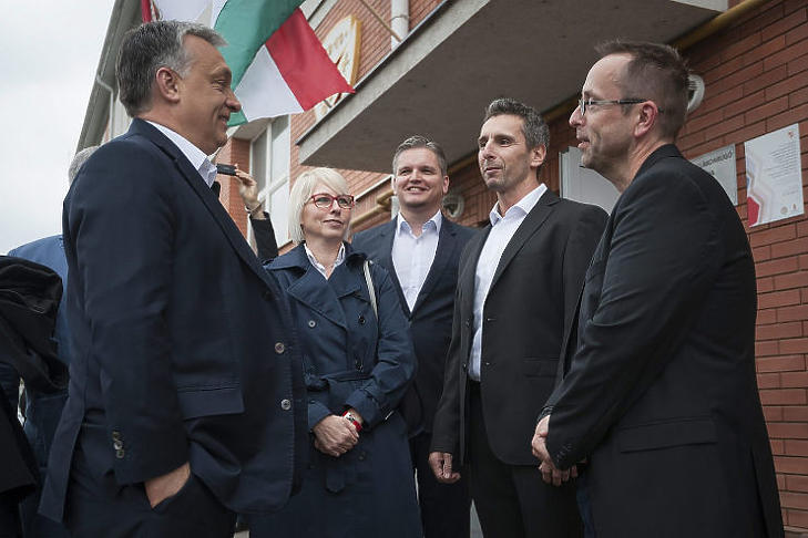 Orbán Viktor miniszterelnök és Leisztinger Tamás, a DVTK (akkori) többségi tulajdonosa a klub labdarúgó-edzőközpontjának átadásán 2016-ban (Fotó: MTI/Czeglédi Zsolt)