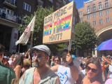 Óriási tömeg és rendőrsorfal mellett indult a Pride-menet