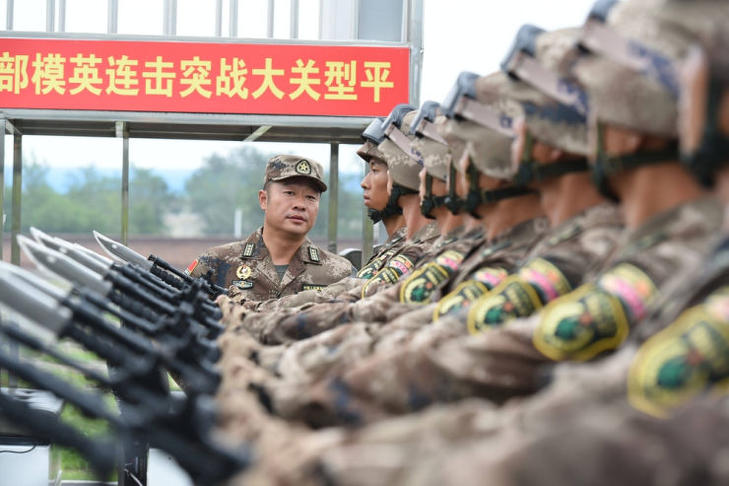 Kínai katonák egy hadászati bemutatón. Forrás: Depositphotos