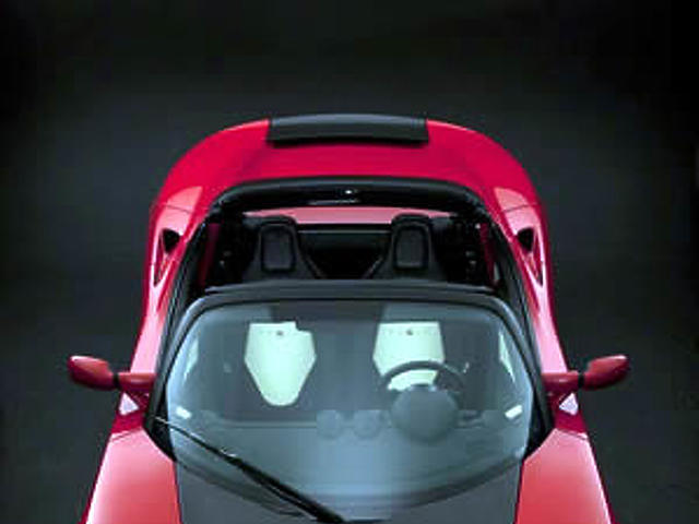 Tesla Roadster töltőre dugva