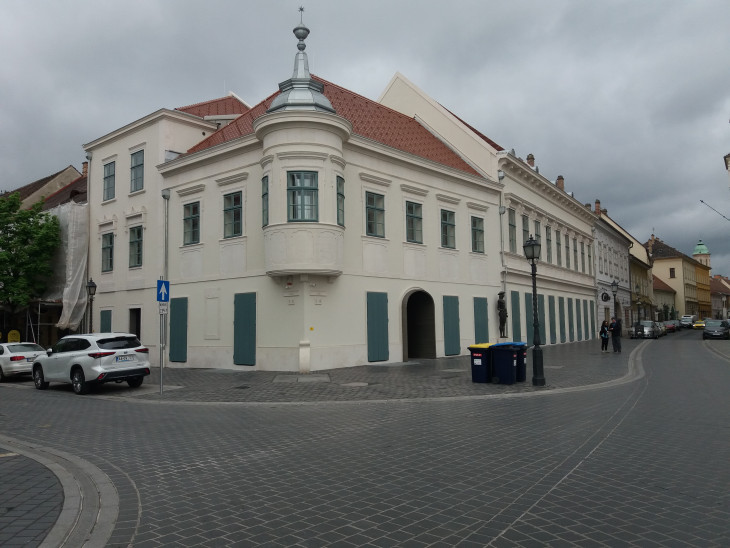 Az MNB konferencia központja a Szentháromság téren