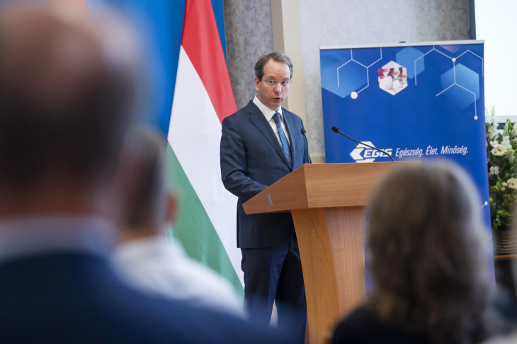 Poroszlai Csaba, az Egis Gyógyszergyár Zrt. vezérigazgatója beszédet mond a társaság beruházásának bejelentésén