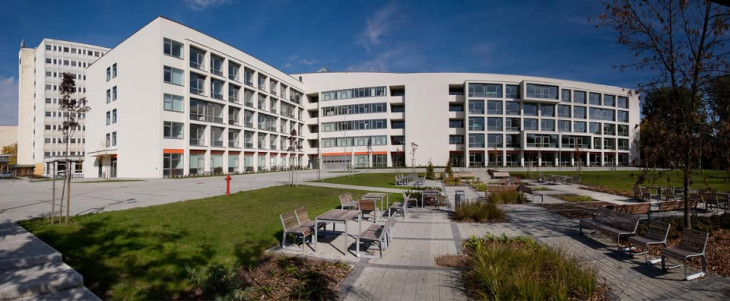 A Bács-Kiskun Vármegyei Oktatókórház kívülről tetszetős