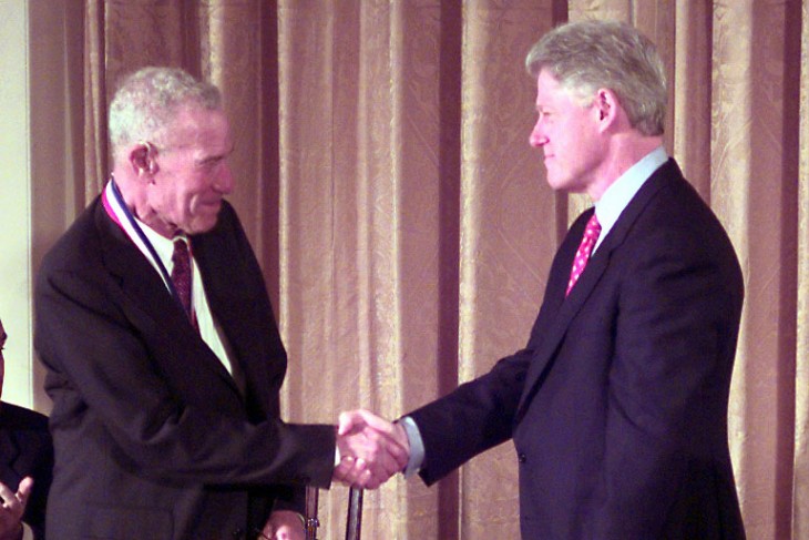 Robert M. Solow fog kezet Bill Clinton amerikai elnökkel egy díjátadón.