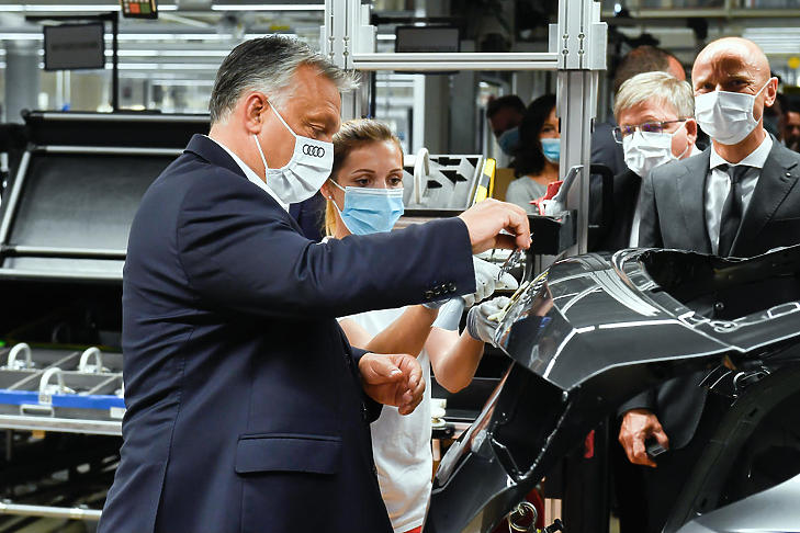 Orbán Viktor az Audi győri gyárában (Fotó: MTI / MTVA / Koszticsák Szilárd)