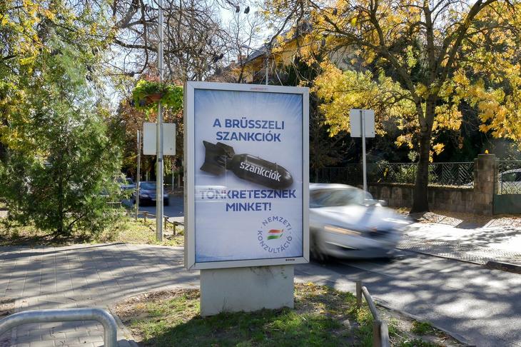  Kormányzati plakát Budapesten 2022. október 19-én. Fotó: MTI/Koszticsák Szilárd