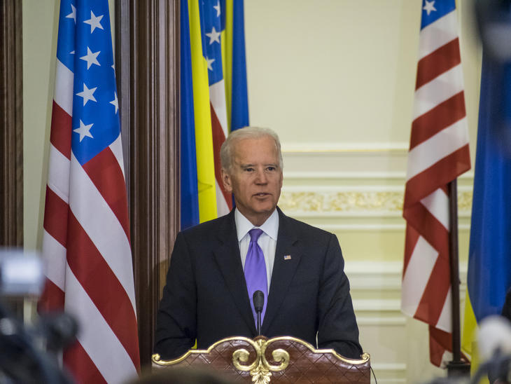 Joe Biden amerikai elnök gyorsítaná az ukrajnai fegyverszállításokat. Fotó: Depositphotos