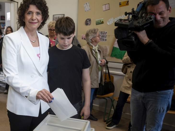 Dobrev Klára, a Demokratikus Koalíció (DK) elnöke leadja szavazatát az országgyűlési választáson a budapesti Áldás utcai Általános Iskolában kialakított szavazókörben 2026. április 12-én.
