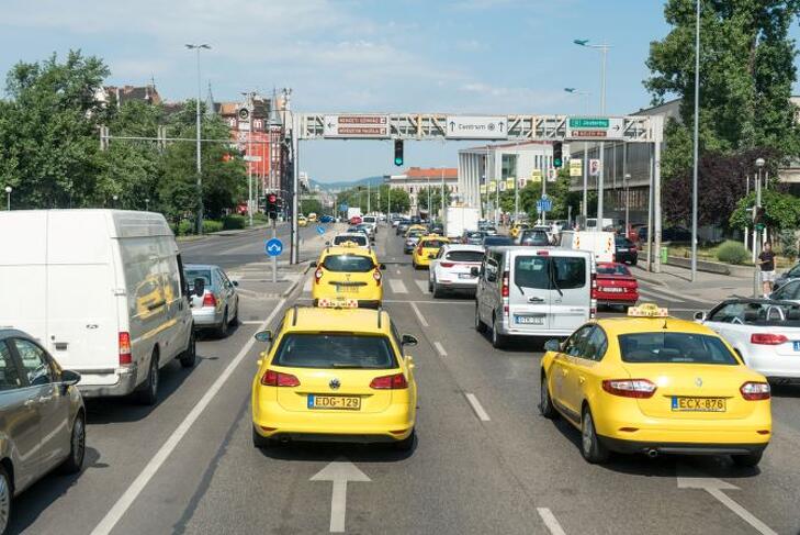 A taxisok azt ígérik, akár napokig is az utcán maradnak
