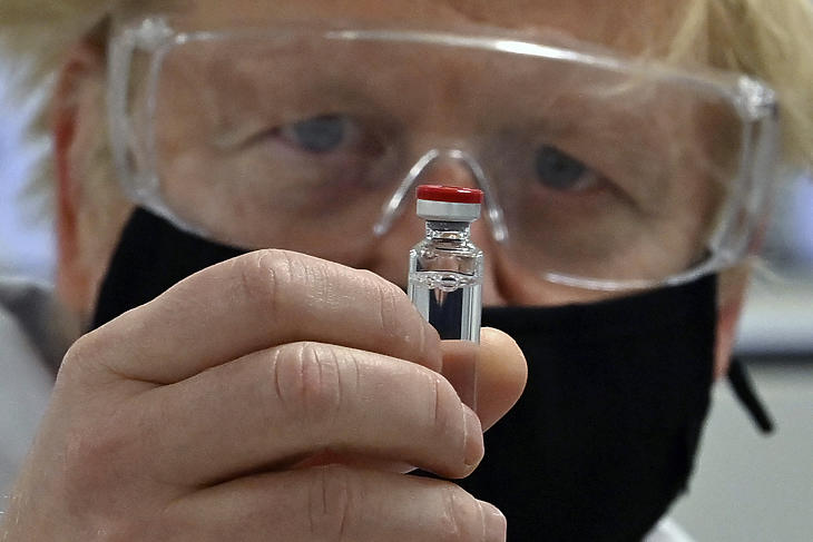 Boris Johnson brit miniszterelnök, kezében az AstraZeneca vakcináját tartalmazó fiolával, 2020. november 30-án. (Fotó: MTI/AP/PA/Paul Ellis)
