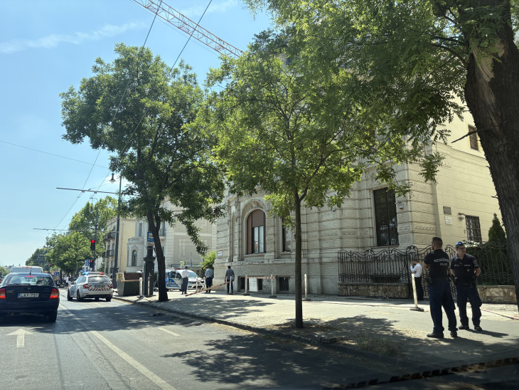Gazdátlan aktatáskát hagytak a Fidesz központjához közeli járdán