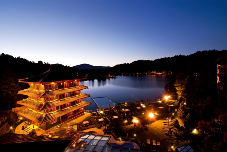 Esti fényekben a hotel, előtérben a Kína torony