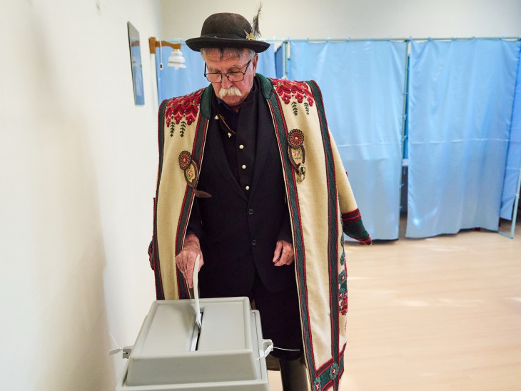 Tóth József juhász, örökös pásztor leadja szavazatát az országgyűlési választáson a hortobágyi községházán kialakított szavazókörben 2026. április 12-én.