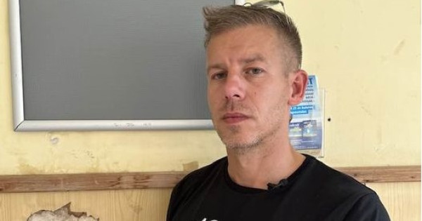 Magyar Péter  helyszíni méréseket végez