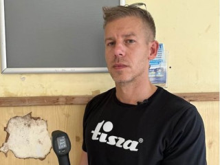 Magyar Péter  helyszíni méréseket végez