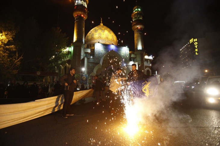 Irániak ünnepelnek Teheránban 2024. április 14-én hajnalban, miután a Forradalmi Gárda bejelentette, hogy drónok és rakéták százait indította izraeli célpontok ellen. Az iráni állami médiában idézett közlemény szerint a támadás válasz arra a légicsapásra, amelyet Izrael hajtott végre Irán damaszkuszi konzulátusa ellen