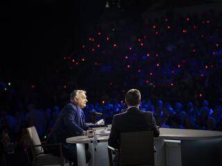 Kiderült, milyen pénzből utaznak a Fidesz-közeli influenszerek Orbán Viktorral